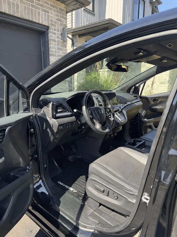 After: Honda Odyssey front cabin, clean and dressed